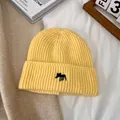 Detalle del gorro de punto acanalado amarillo con logo de animal bordado negro - M(56-58cm) / Amarillo