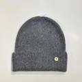 Primer plano del gorro de punto gris con textura de pelo de conejo y parche de letra B - M(56-58cm) / Gris oscuro