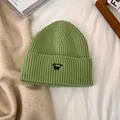 Primer plano del gorro de punto verde hierba con bordado de gato y textura suave de canalé - M / Verde claro