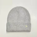 Detalle de gorro de punto gris claro con textura suave y etiqueta metálica con logo 'B' - M(56-58cm) / Gris claro