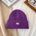 Primer plano de un gorro de punto morado con bordado de alce blanco en tela de canalé - M(56-58cm) / Púrpura