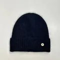 Primer plano detallado del gorro de punto de angora negro con parche de letra B y textura suave - M(56-58cm) / Negro