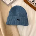 Detalle del gorro de punto azul marino con un pequeño bordado de animal negro - M(56-58cm) / Azul cielo