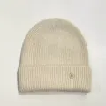 Detalle del tejido de punto acanalado y botón metálico con la letra B en un gorro crema - M(56-58cm) / Beige