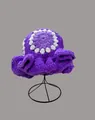 Dettaglio di cappello da sole viola all'uncinetto con motivi floreali bianchi - M / Viola scuro