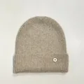 Detalle de un gorro de punto acanalado beige con un emblema metálico letra B en la vuelta - M(56-58cm) / Caqui