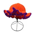 Detailopname van oranje gehaakte mutst met paarse geschulpte rand en breistructuur - M (56-58cm) / Oranje