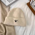 Detalle de gorro de punto acanalado beige con delicado bordado de un gato negro - M / Beige
