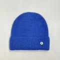 Detalle del gorro de punto azul con textura de mohair y el distintivo blanco de la letra B - M(56-58cm) / Azul Zafiro