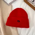 Primer plano del gorro de punto acanalado rojo con bordado de alce negro y grueso - M(56-58cm) / Rojo