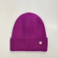 Detalle del gorro de punto violeta oscuro con textura peluda y parche con logo B - M(56-58cm) / Rosa rojo