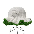 Close-up van witte gehaakte muts met groene ruches op een zwarte metalen displaystandaard - M (56-58cm) / Wit