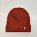 Detalle de gorro de punto de pelo de conejo naranja suave con insignia de la letra 'B' - M(56-58cm) / Rojo Oscuro