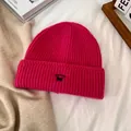 Detalle del gorro de punto acanalado rojo rosa con bordado de silueta de gato negro - M / Rosa rojo