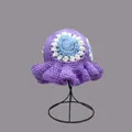 Dettaglio cappello a uncinetto con motivo floreale blu e tesa a balze viola ondulata - M / Viola Chiaro