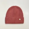 Detalle de gorro de punto de conejo rosa con insignia de la letra B y textura de canalé - M(56-58cm) / Rojo Ladrillo