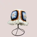 Dettaglio del cappello pescatore fatto a mano all'uncinetto con fiori blu granny - M / Bianco con Fiore Blu