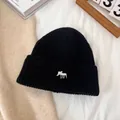 Detalle de gorro de punto acanalado negro con bordado de animal blanco y textura gruesa - M(56-58cm) / Negro