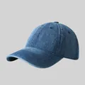 Primo piano del berretto da baseball in denim lavato vintage con trama e cuciture - M (56-58cm) / Blu scuro