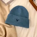Detalle de gorro de punto acanalado azul con bordado de gato negro y textura suave al tacto - M / Azul cielo