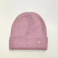 Primer plano de gorro rosa de pelo de conejo con textura suave y detalle de letra B - M(56-58cm) / Rosa