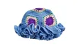 Dettaglio del cappello da sole azzurro lavorato a mano con toppe floreali e tesa a balze - M / Blu