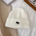 Detalle del gorro de punto acanalado blanco con bordado de alce negro y dobladillo grueso - M(56-58cm) / Blanco