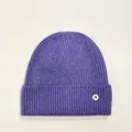 Detalle de gorro de punto acanalado morado con textura de conejo y emblema dorado B - M(56-58cm) / Púrpura