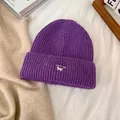 Detalle del tejido de un gorro morado con bordado de gato sobre fondo acogedor - M / Púrpura