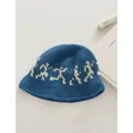 Detalle de primer plano de gorro de ganchillo azul con diseño blanco y tejido - M (56-58cm) / Azul