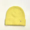 Primer plano del gorro de punto amarillo esponjoso con hebilla metálica letra B - M(56-58cm) / Amarillo