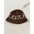 Detalle de gorro de pescador de punto marrón con diseño jacquard blanco y lana suave - M (56-58cm) / café