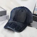 Berretto da baseball in denim lavato blu scuro con ricamo UEQI in un contesto trendy - M / Blu scuro