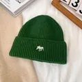 Detalle del gorro de punto verde oscuro con bordado de alce blanco y textura de canalé - M(56-58cm) / Verde Oscuro