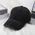 Dettaglio del cappellino in denim nero lavato con scritte UEQ in rilievo moda - M / Nero