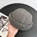 Dettaglio del cappello docker grigio scuro con fodera in pile e trama tessile - M / Grigio