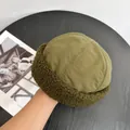 Dettaglio del berretto miki verde oliva con bordo in sherpa e cuciture in tela resistenti - M / Verde Militare