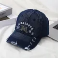 Detalle de gorra de béisbol de mezclilla desgastada con bordado vintage de letra M - M / Azul oscuro