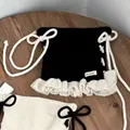 Πλεκτό σκουφάκι στυλ Lolita με κορδόνια και βολάν σε ξύλινη επιφάνεια - M / Μαύρο