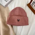 Detalle de gorro de punto rosa con textura de canalé y bordado de gato adorable - M / Rosa