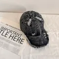 Dettaglio dei bordi sfilacciati e dei fori sul cappello in denim lavato con stile - M (56-58cm) / Nero