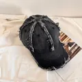 Dettaglio dei bordi sfrangiati e della trama denim lavato di un berretto vintage nero - M (56-58cm) / Nero