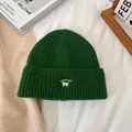 Detalle de gorro de punto verde oscuro con borde acanalado y bordado de gato - M / Verde Oscuro