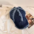 Dettaglio del cappellino da baseball in denim blu scuro con bordi sfrangiati stile vintage - M (56-58cm) / Blu scuro