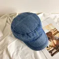 Dettaglio ravvicinato del tessuto denim blu scuro e delle cuciture rinforzate del cappello - M(56-58cm) / Azzurro