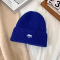 Detalle del gorro de punto acanalado azul con bordado animal blanco en el dobladillo - M(56-58cm) / Azul Zafiro
