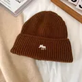Detalle del gorro de punto acanalado marrón café con bordado blanco y textura gruesa - M(56-58cm) / Café