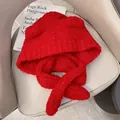 Detail van rode pluche muts met oorflappen en sjaal in zachte teddyfleece - M (56-58cm) / Rood