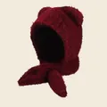 Detail van bordeauxrode pluche muts met berenoren en geïntegreerde sjaal voor de winter - M (56-58cm) / Bordeauxrood