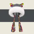 Dettaglio del cappello in maglia grigia con pompon colorati e bordo in ecopelliccia bianca - M (56-58cm) / Grigio